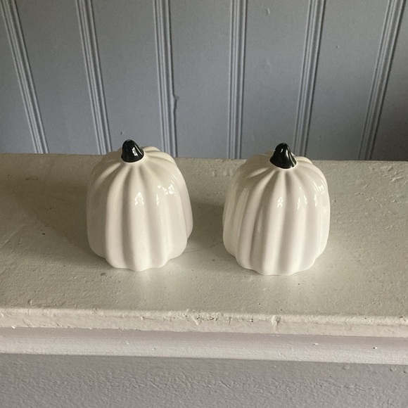 NWT- Set of 2- White Pearl Glazed Porcelain Pumpkin Decorations - Picture 5 of 12